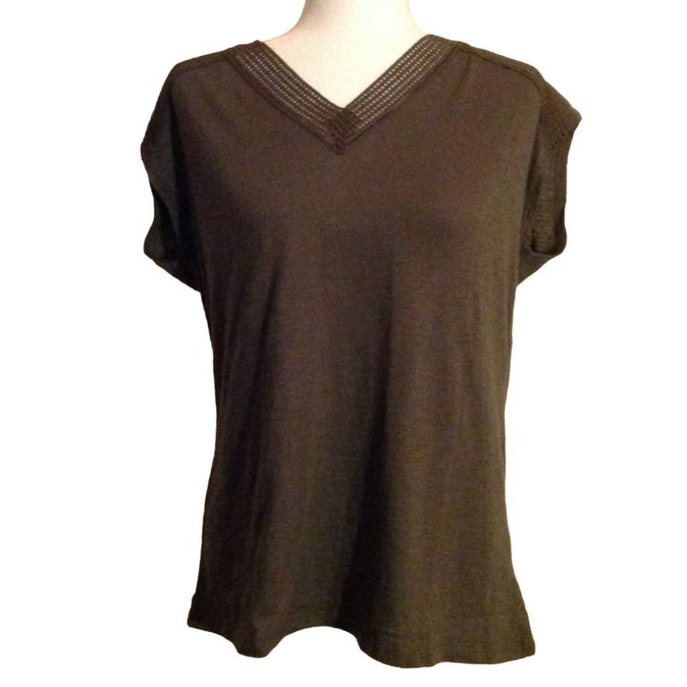 Liz Claiborne Short Sleeve V Neck Tee. New With Tickets. Size Small